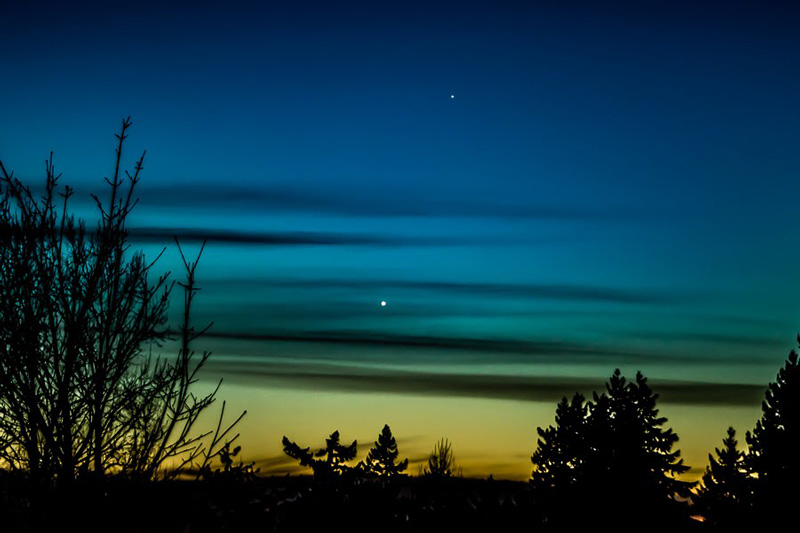 Photo by Wayne McGraw of the planets Venus and Mercury during sunset.