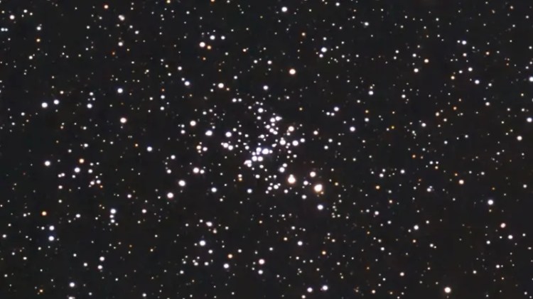 Photo shows arrow shape of the Messier 93 star cluster as viewed through a Seestar S50.