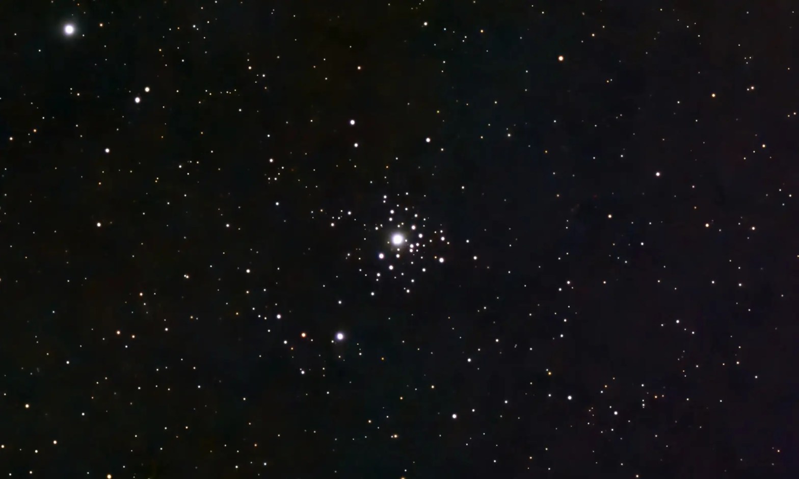 Astrophoto showing the star cluster NGC 2362 in the Canis Major.