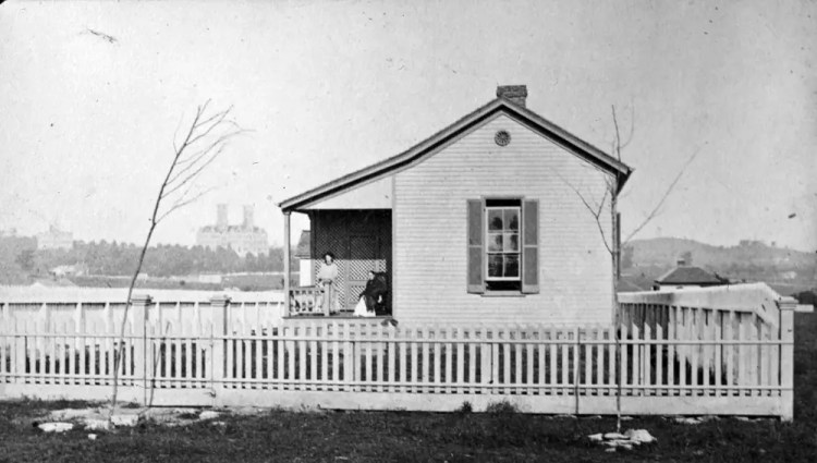 Black and white photo showing E.E. Bernard's Comet House with wife Rhoda on the porch.