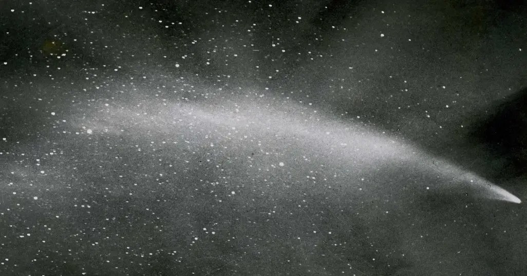 Black and white photo of the Great January Comet of 1910 showing long tail by C.O. Lampland